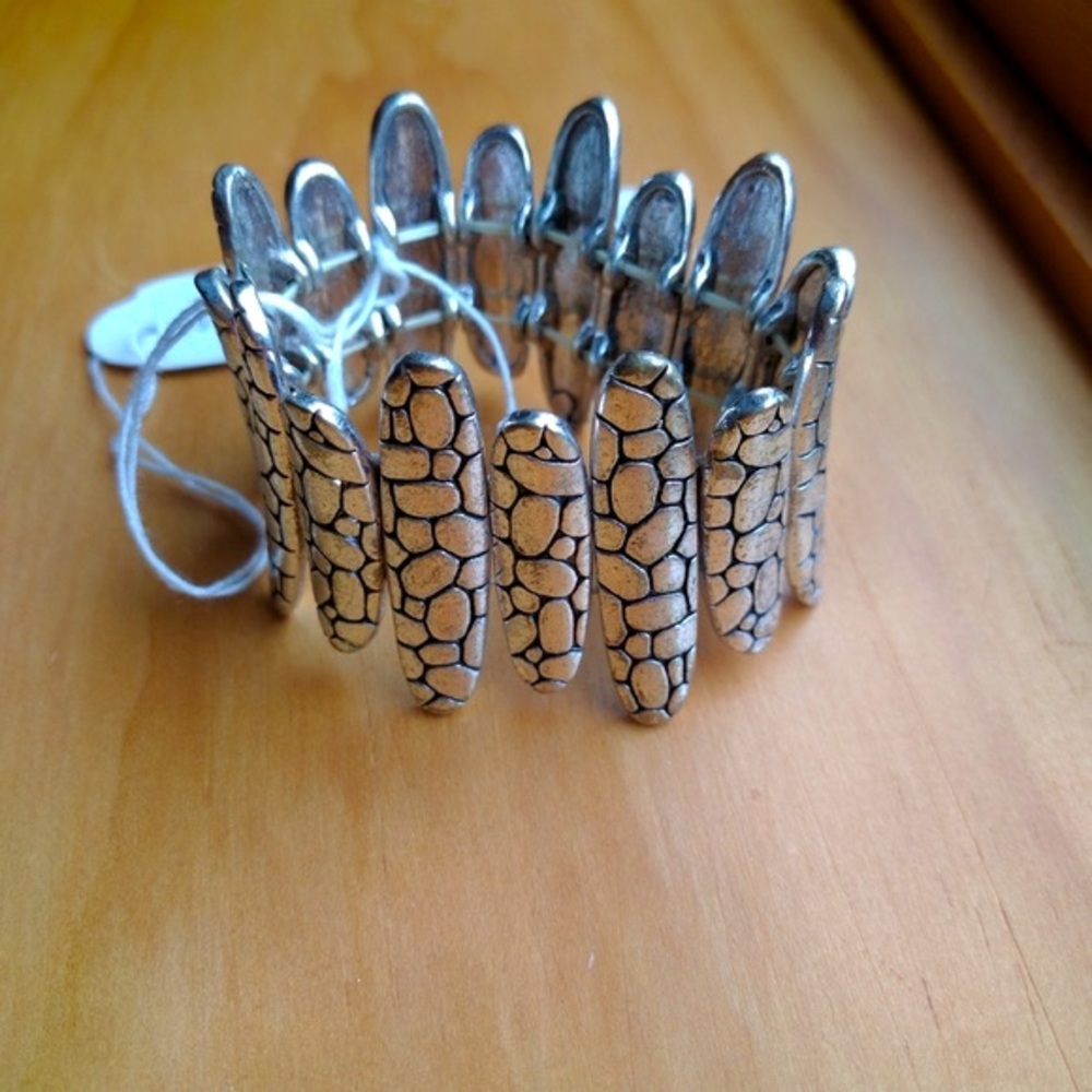 NWT Stretchable silver tone metal sticks design bracelet